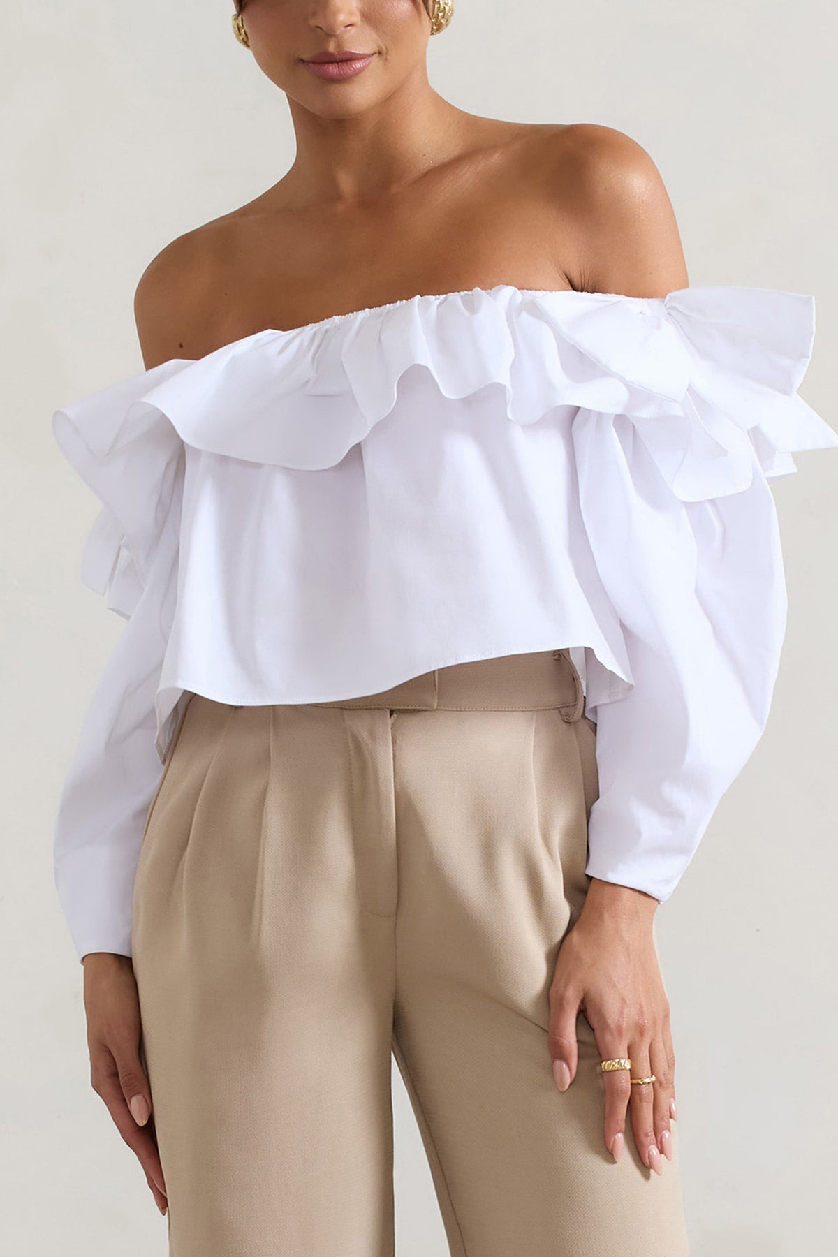 Cove | Witte Bardot Ruches Top Met  Pof Mouw En Strik Detail