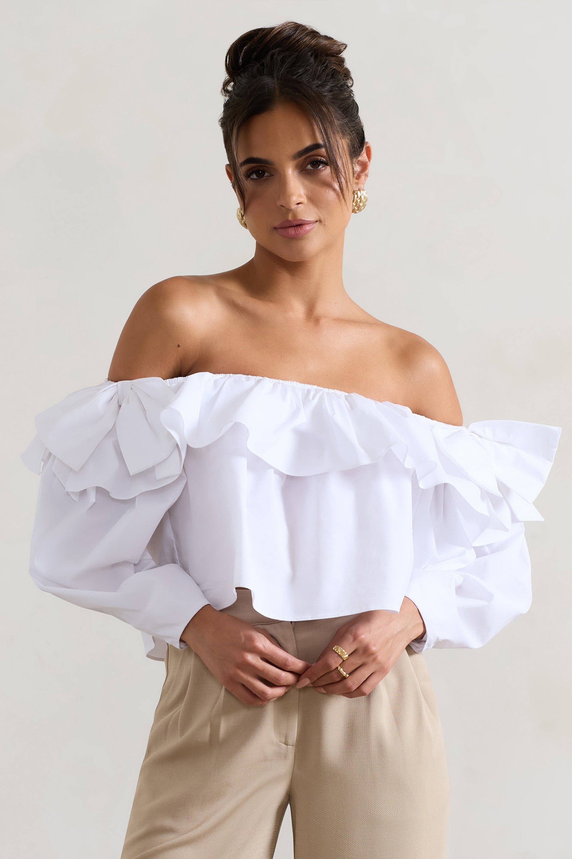 Cove | Witte Bardot Ruches Top Met  Pof Mouw En Strik Detail