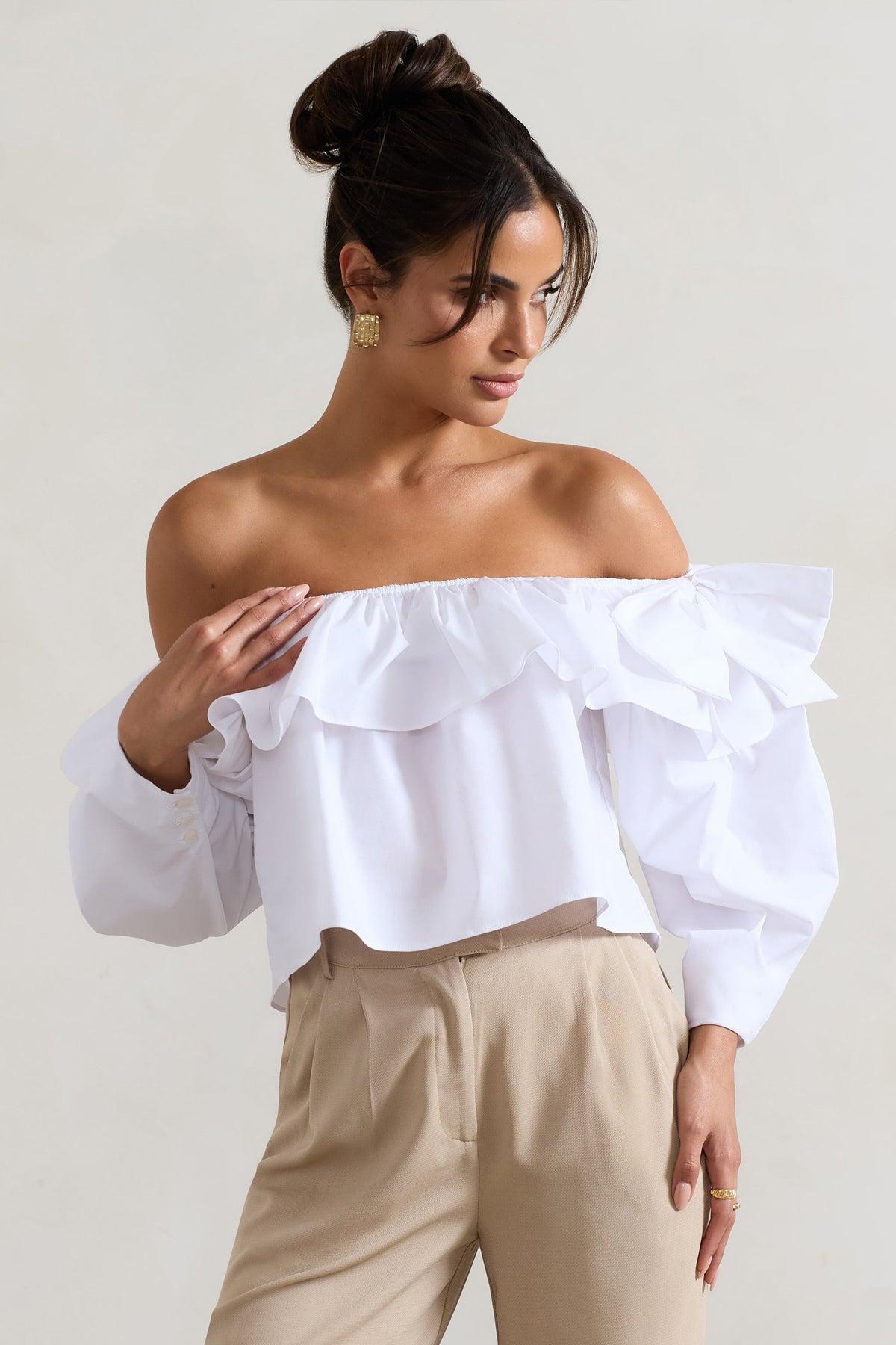 Cove | Witte Bardot Ruches Top Met  Pof Mouw En Strik Detail