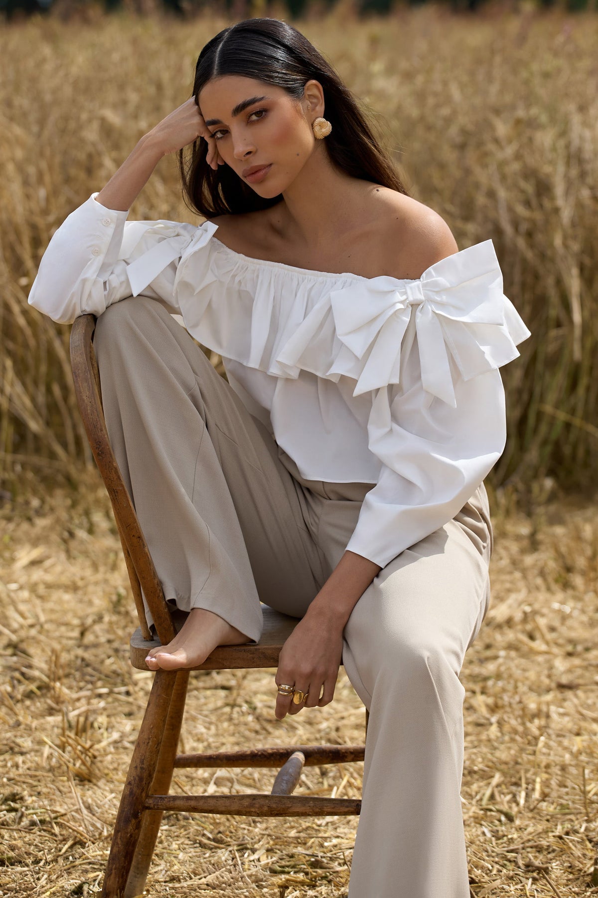 Cove | Witte Bardot Ruches Top Met  Pof Mouw En Strik Detail