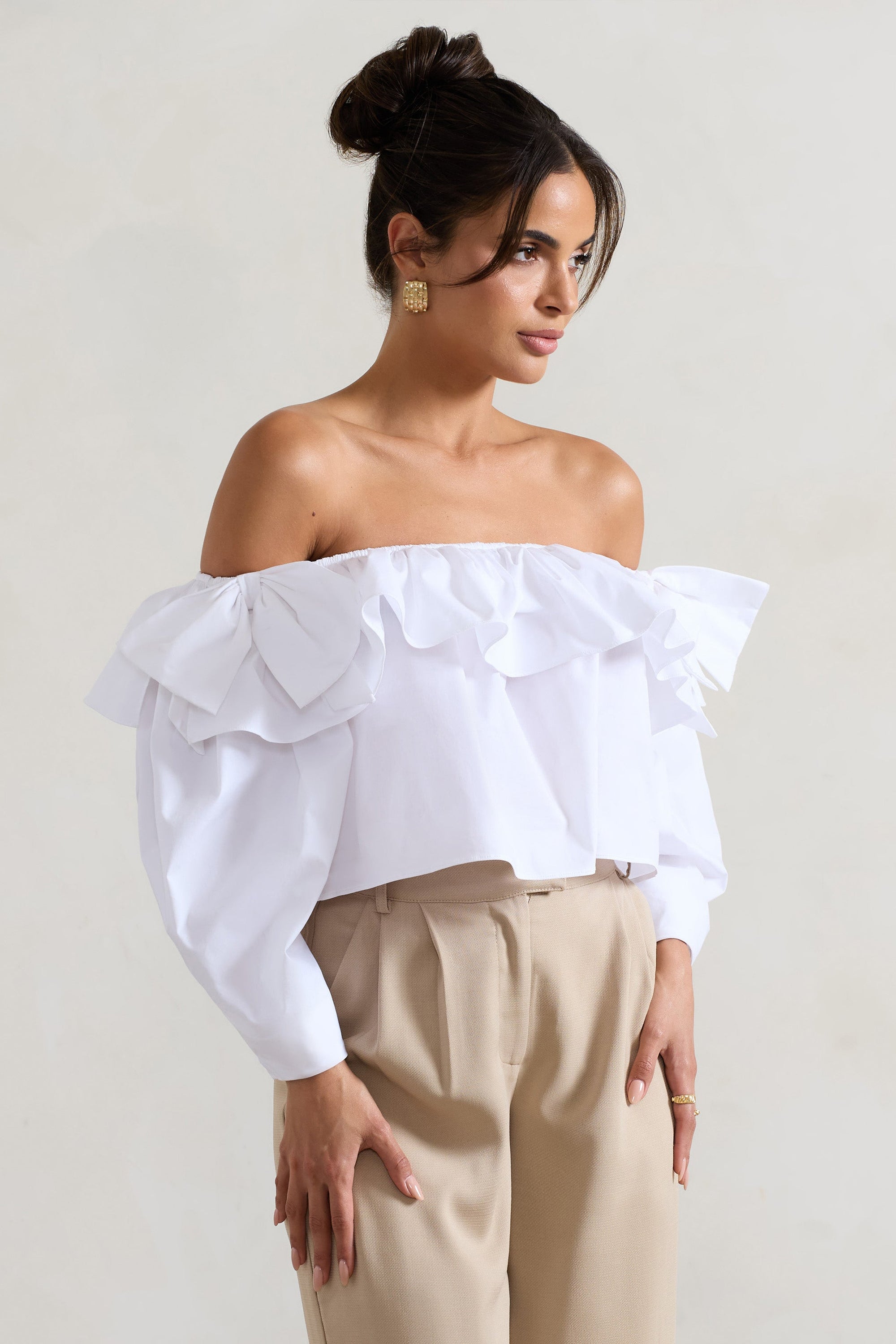 Cove | Witte Bardot Ruches Top Met  Pof Mouw En Strik Detail