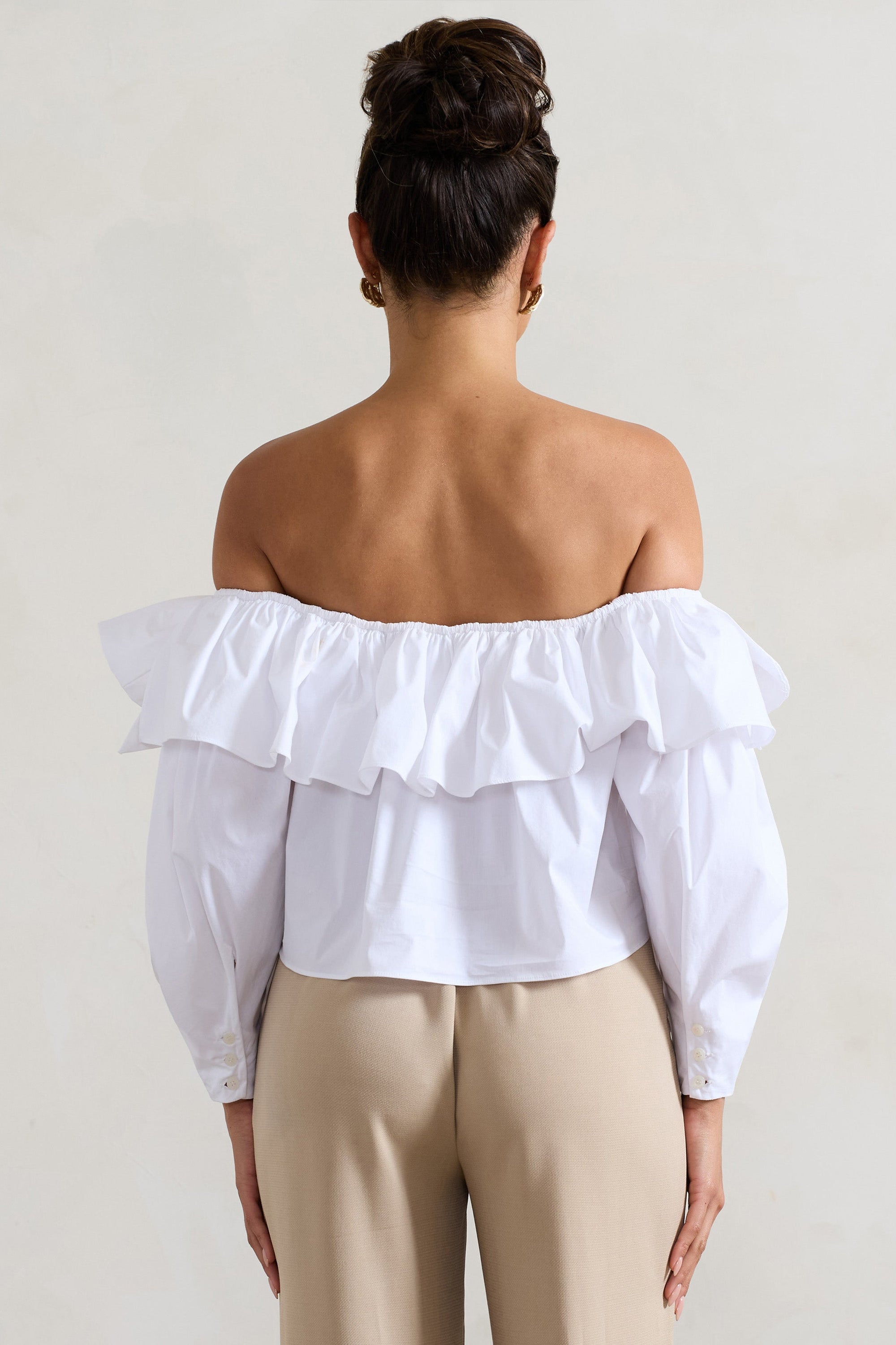 Cove | Witte Bardot Ruches Top Met  Pof Mouw En Strik Detail