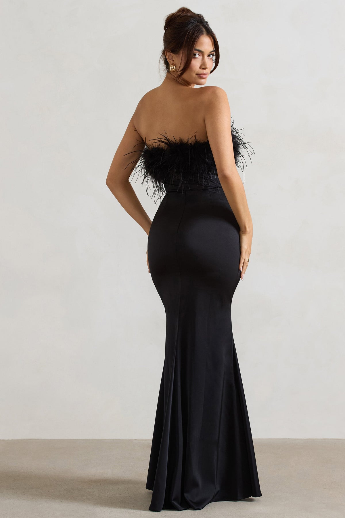 Dress For It | Zwarte Satijnen Bandeau Maxi Jurk Met Veren Rand