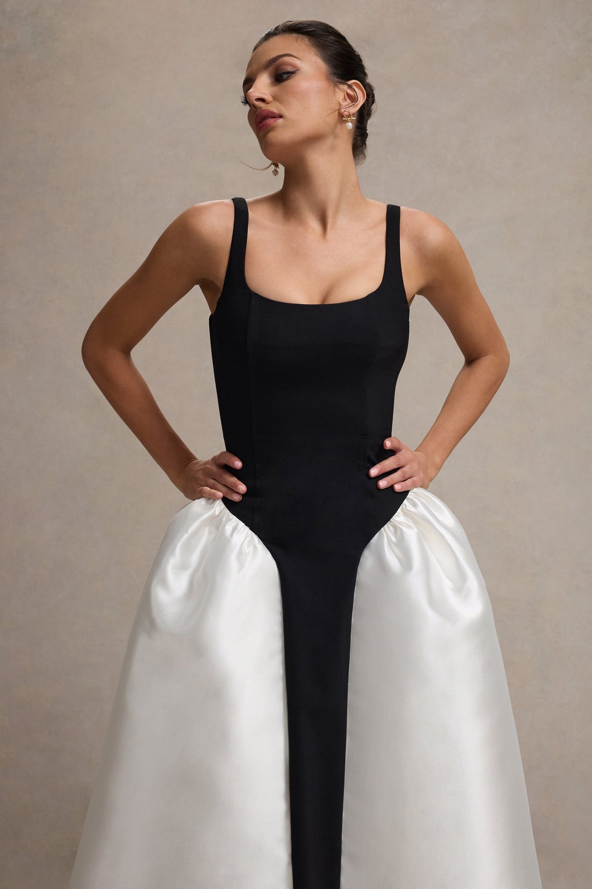 Christie | Zwart En Crème Ronde Hals Midi Jurk Met Volumineuze Rok