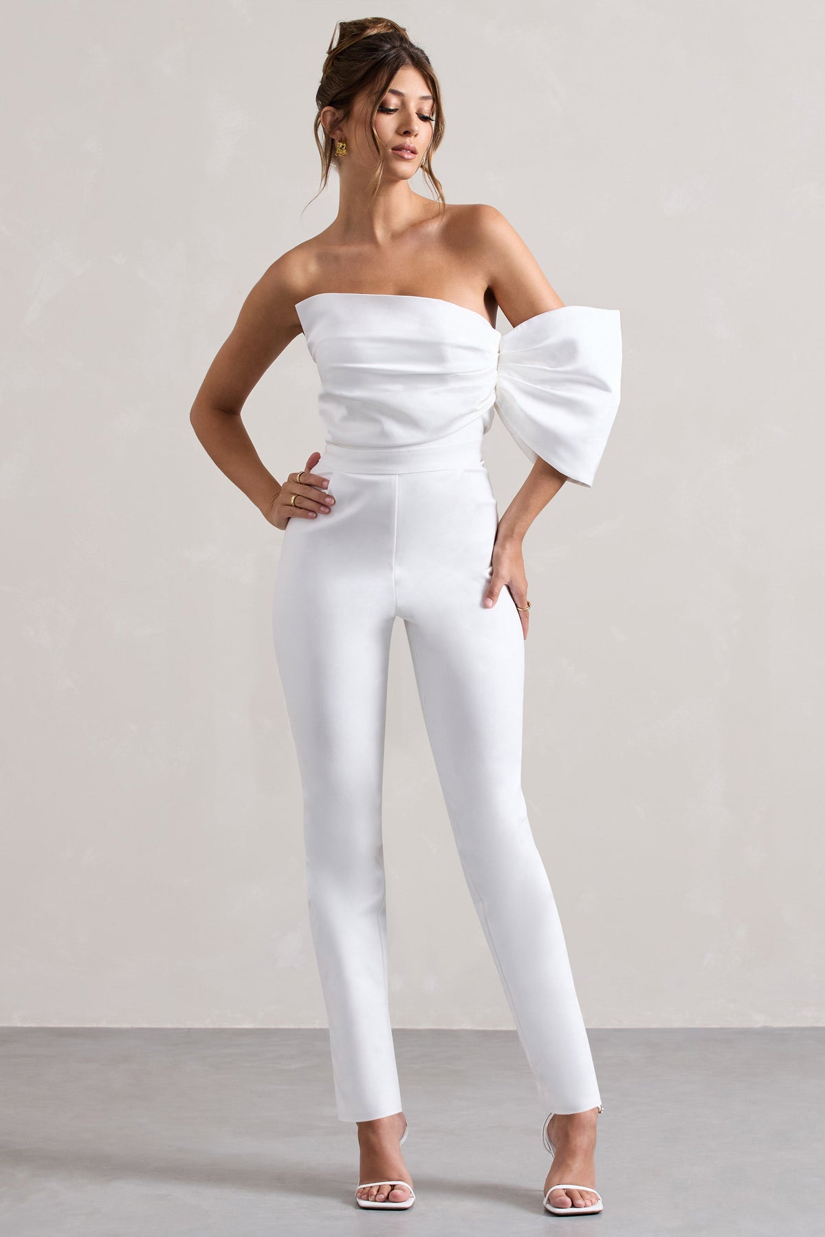 Adabella | Witte Satijnen Strapless Jumpsuit Met Rechte Pijpen En Eèn Arm