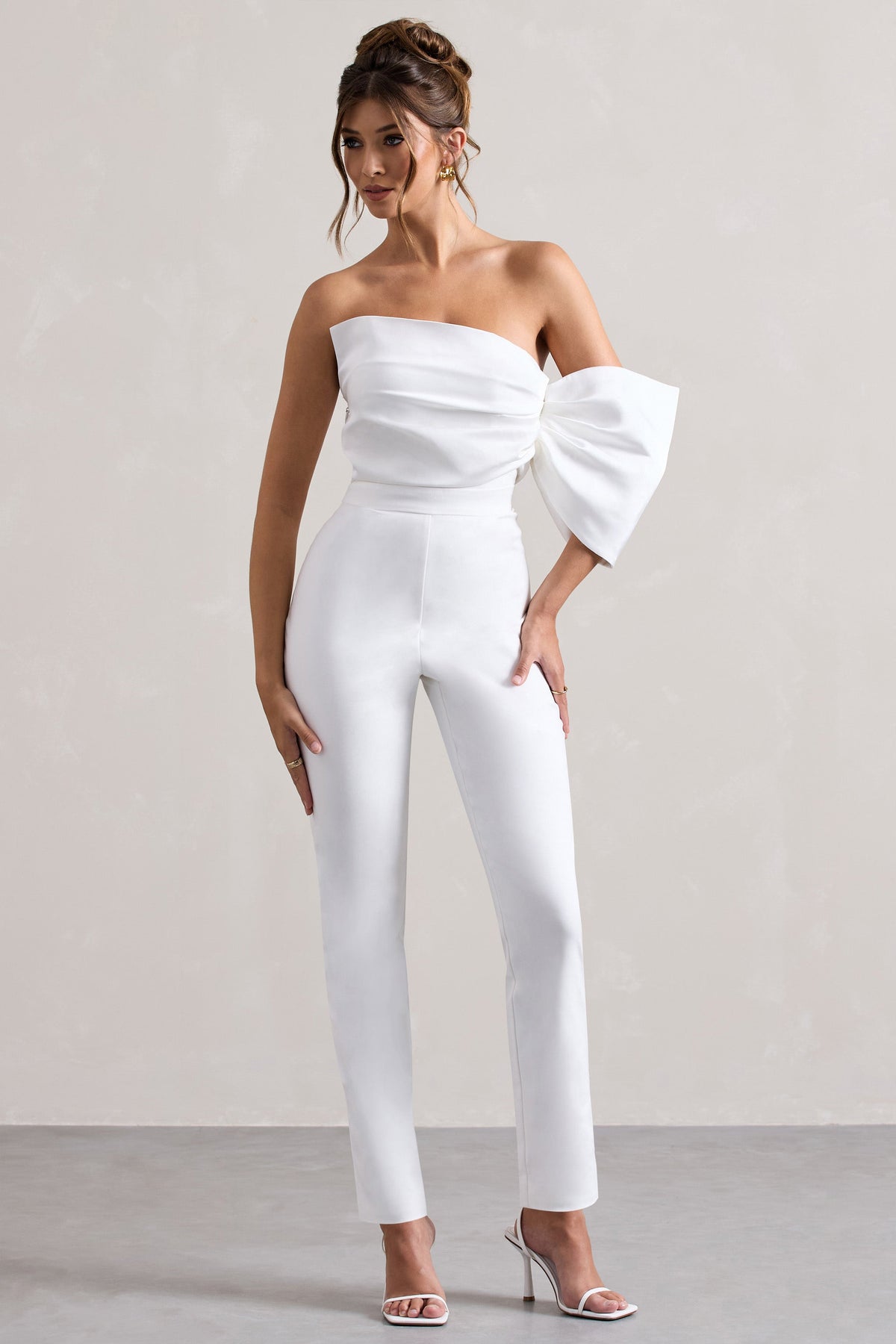 Adabella | Witte Satijnen Strapless Jumpsuit Met Rechte Pijpen En Eèn Arm