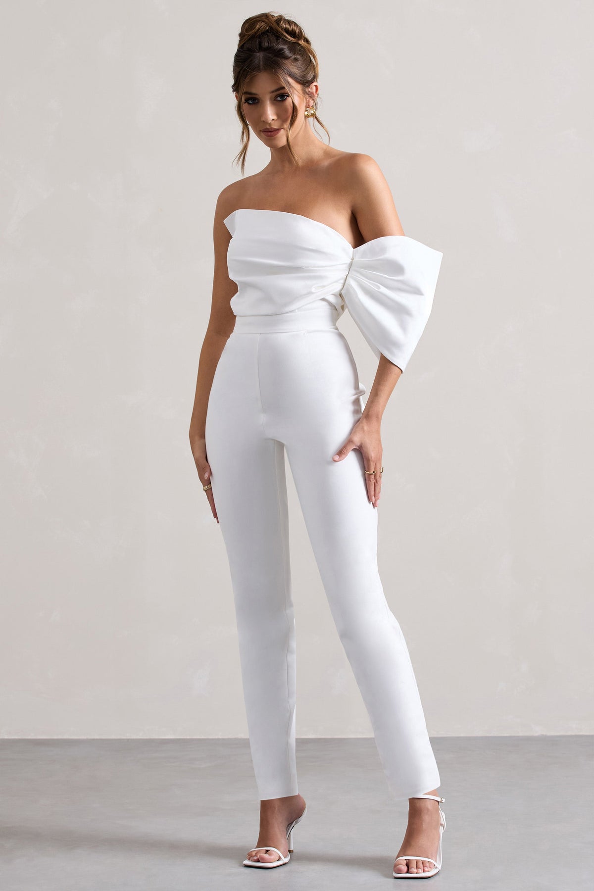 Adabella | Witte Satijnen Strapless Jumpsuit Met Rechte Pijpen En Eèn Arm