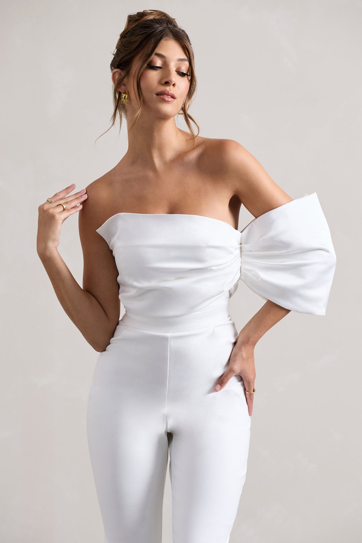 Adabella | Witte Satijnen Strapless Jumpsuit Met Rechte Pijpen En Eèn Arm