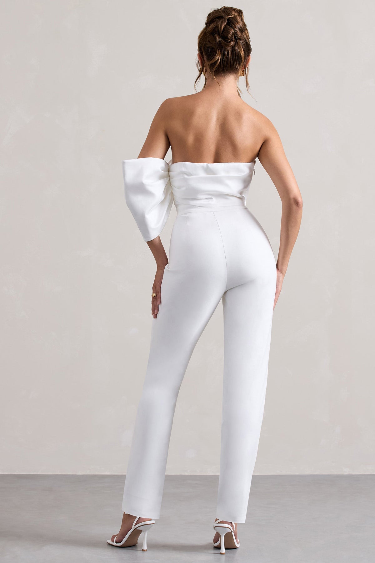 Adabella | Witte Satijnen Strapless Jumpsuit Met Rechte Pijpen En Eèn Arm