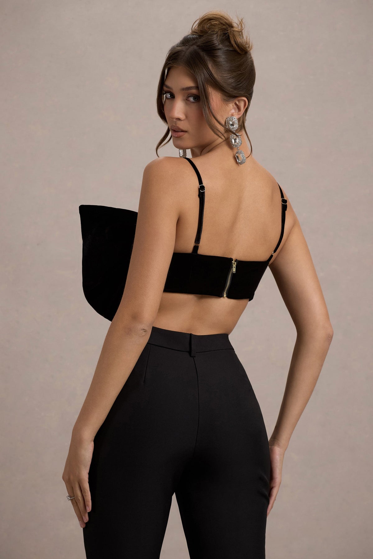 Adya | Zwarte Velours Croptop Met Spaghetti Bandjes En Strik
