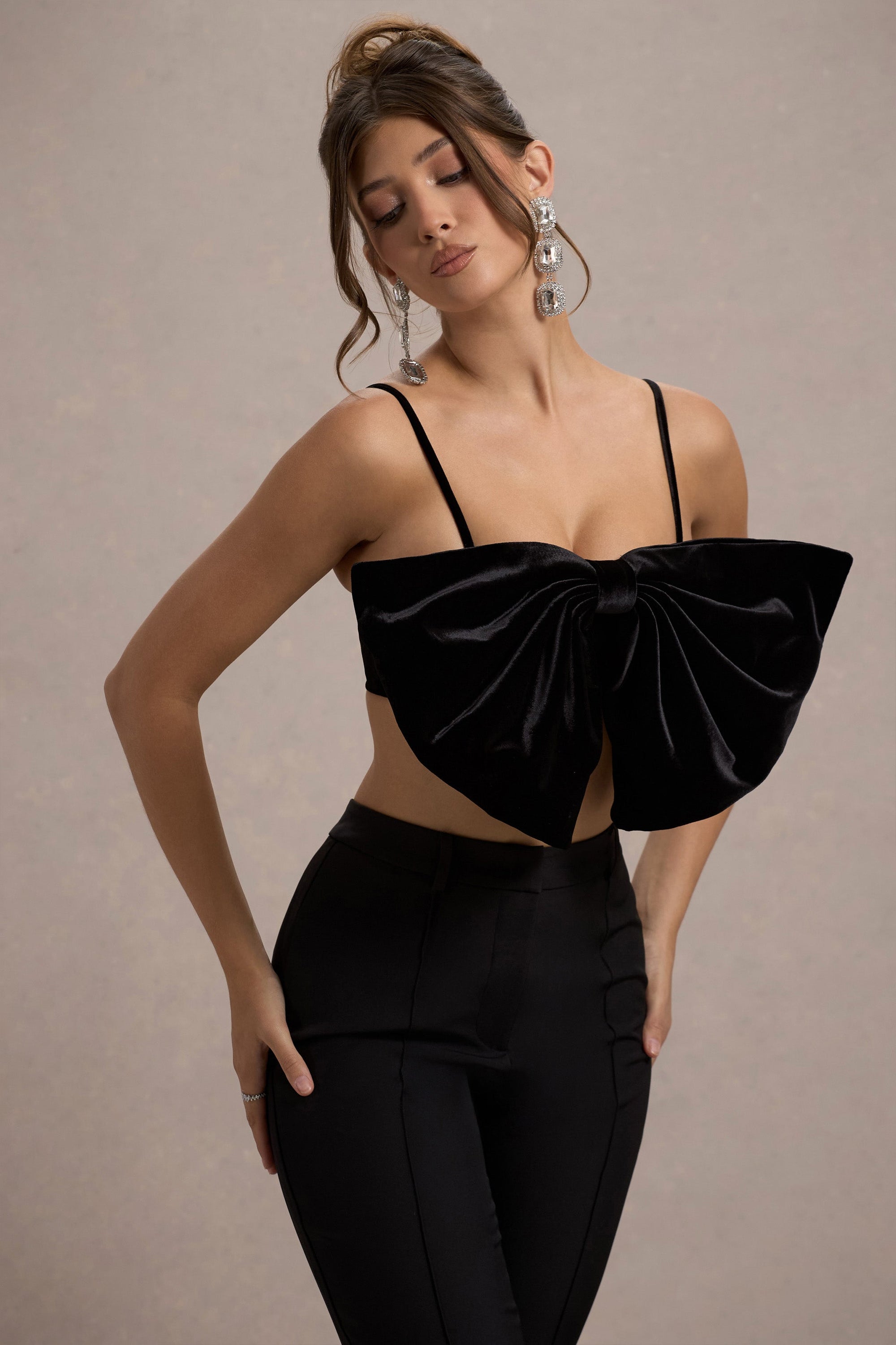Adya | Zwarte Velours Croptop Met Spaghetti Bandjes En Strik
