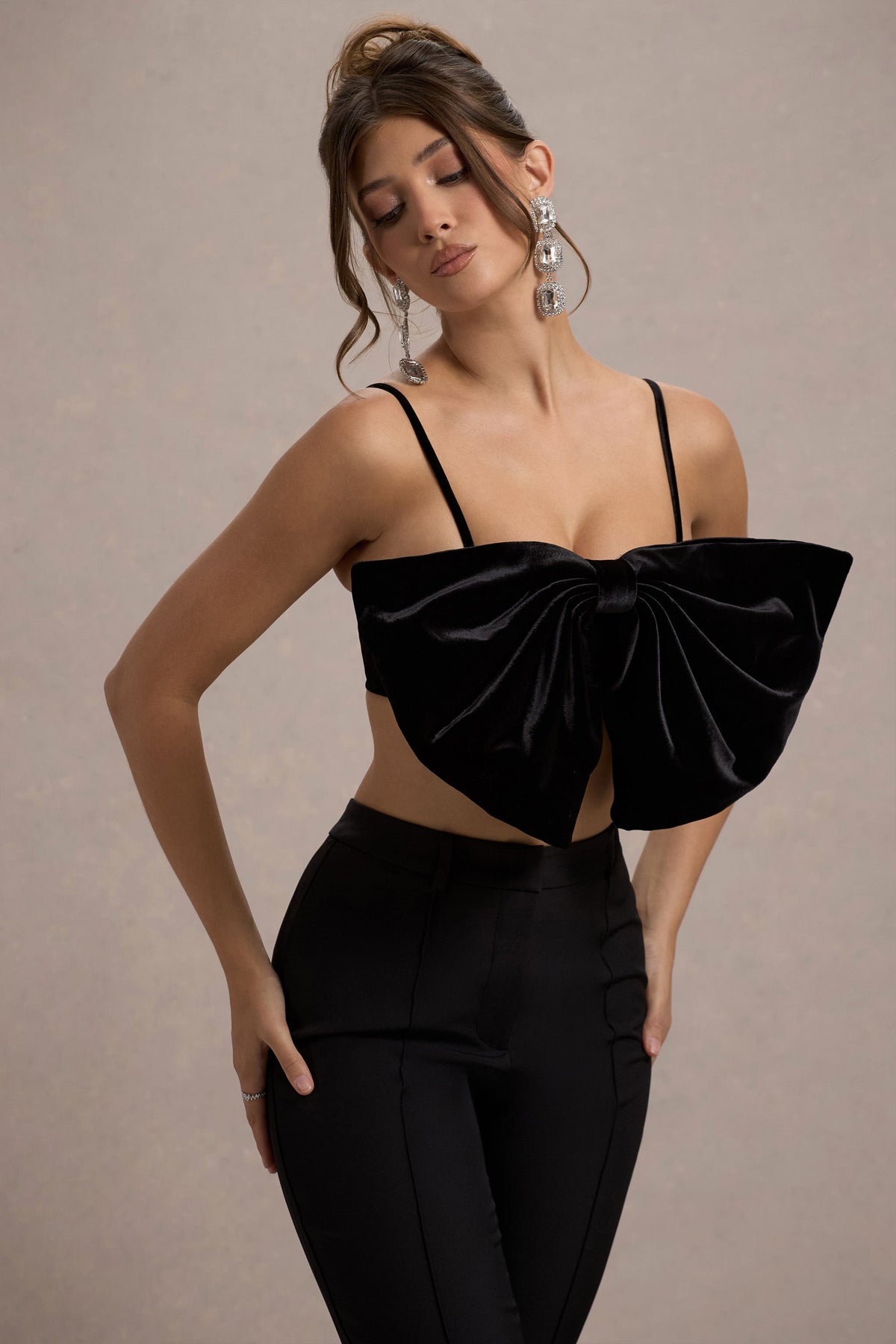 Adya | Zwarte Velours Croptop Met Spaghetti Bandjes En Strik
