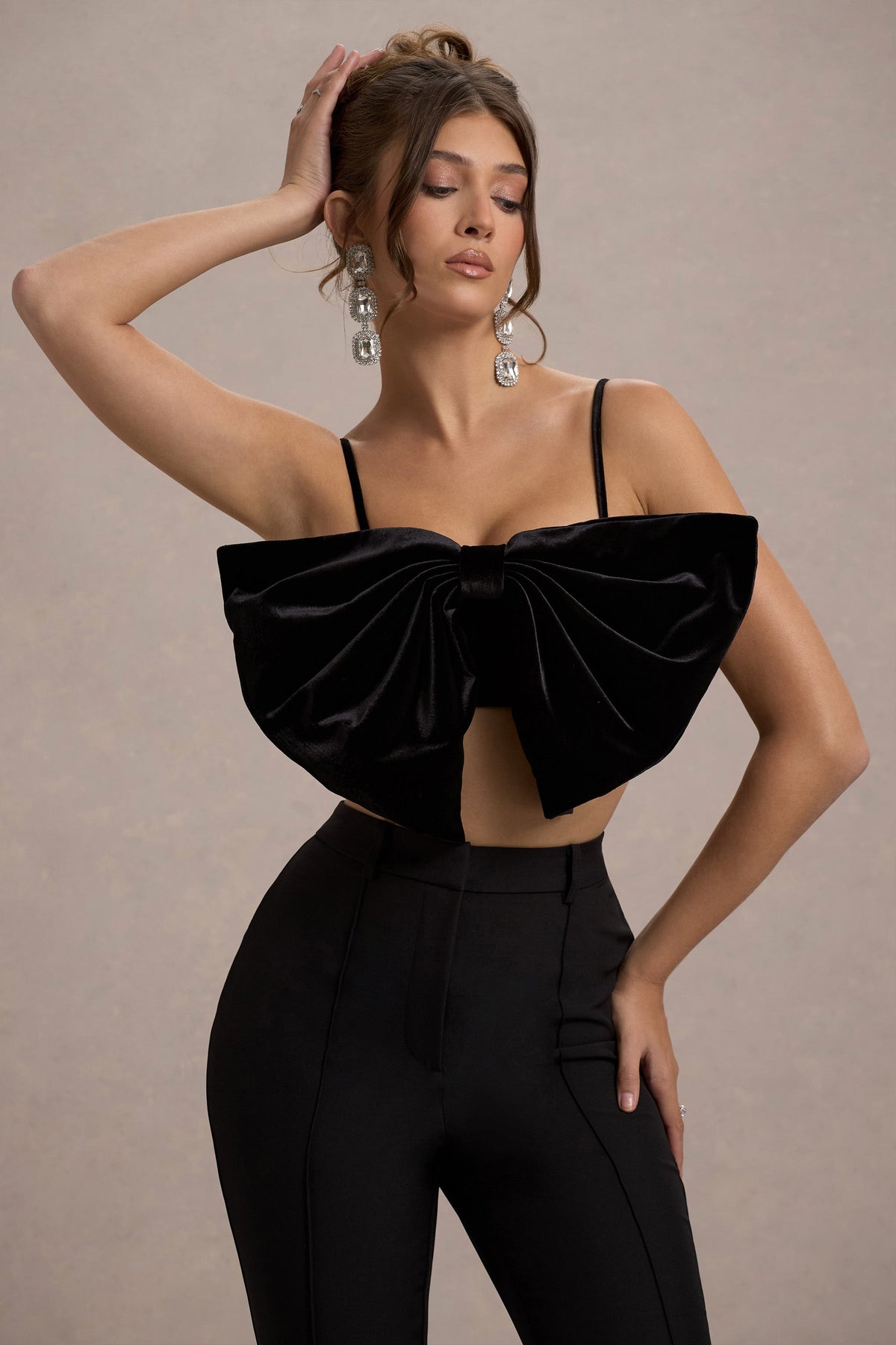 Adya | Zwarte Velours Croptop Met Spaghetti Bandjes En Strik