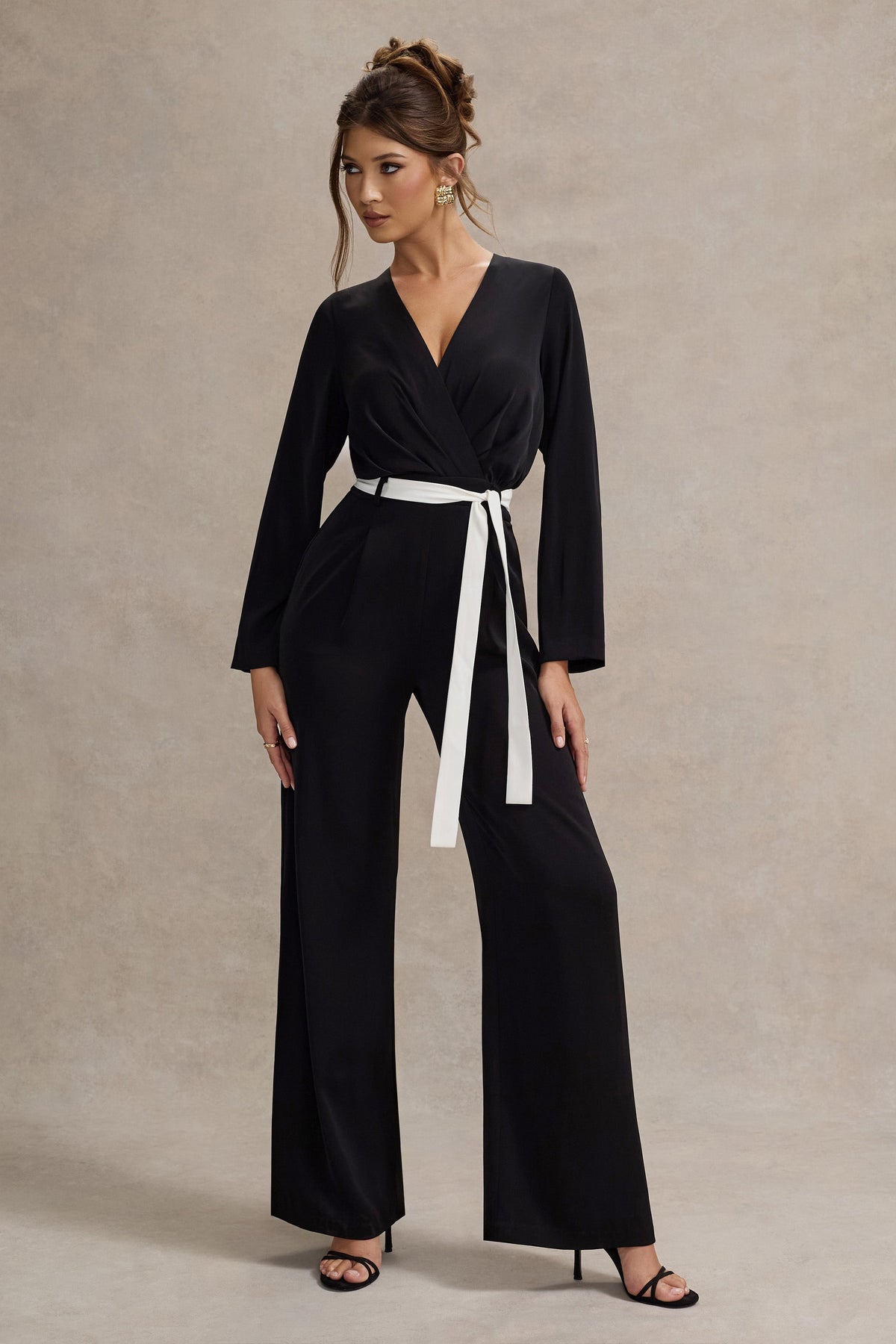 Ruba | Zwarte Getailleerd Diepe hals Jumpsuit Met Gestrikte Taille