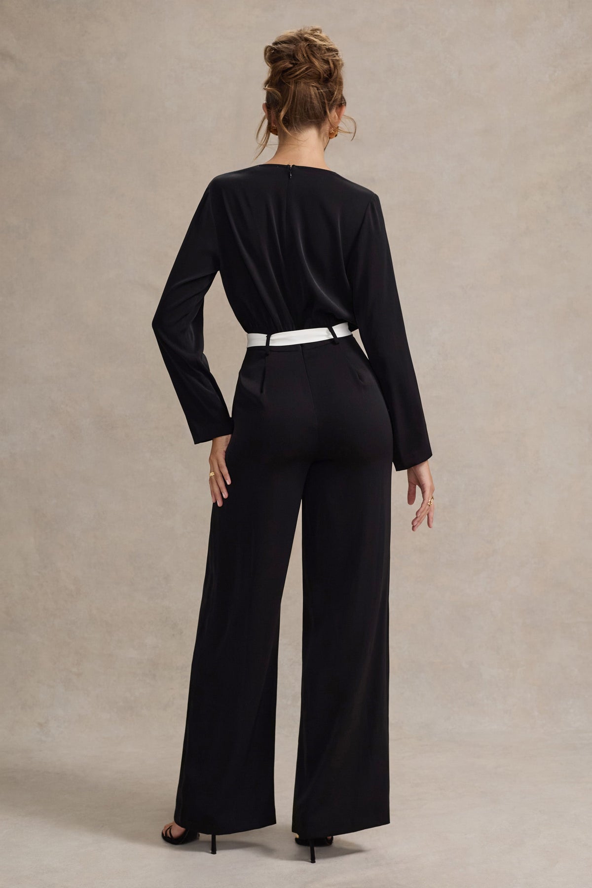 Ruba | Zwarte Getailleerd Diepe hals Jumpsuit Met Gestrikte Taille