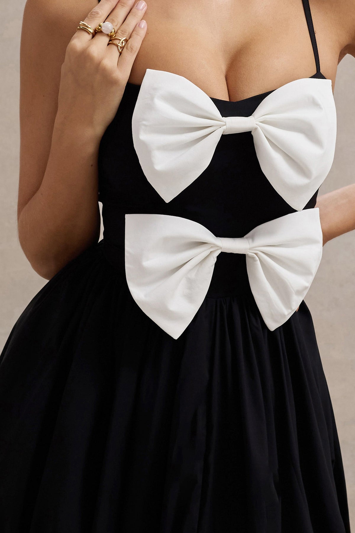 Loved Up | Zwarte Geplooied Maxirok Met Spaghettibandjes En Strik Detail