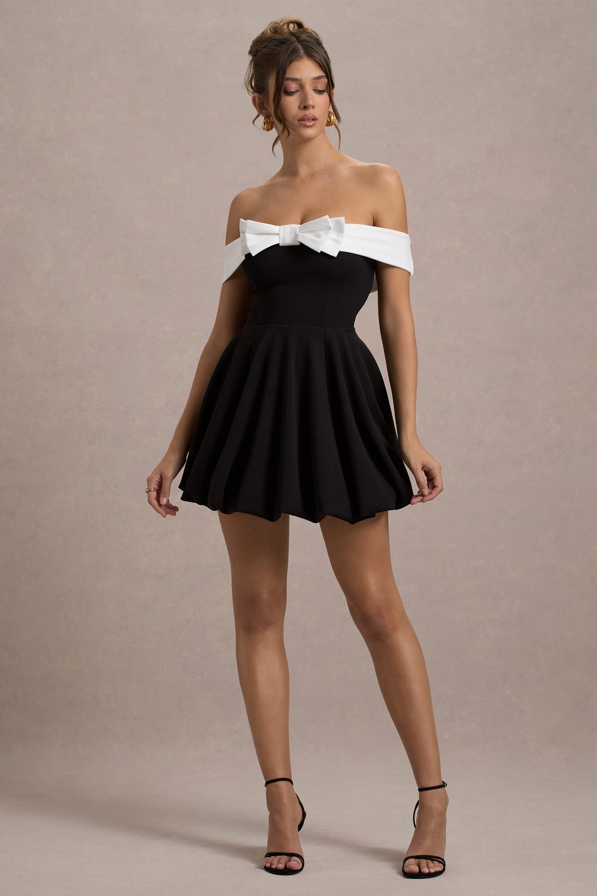 Minimoiselle | Zwart-Witte Strik Bardot Mini Jurk Met Pof Rok
