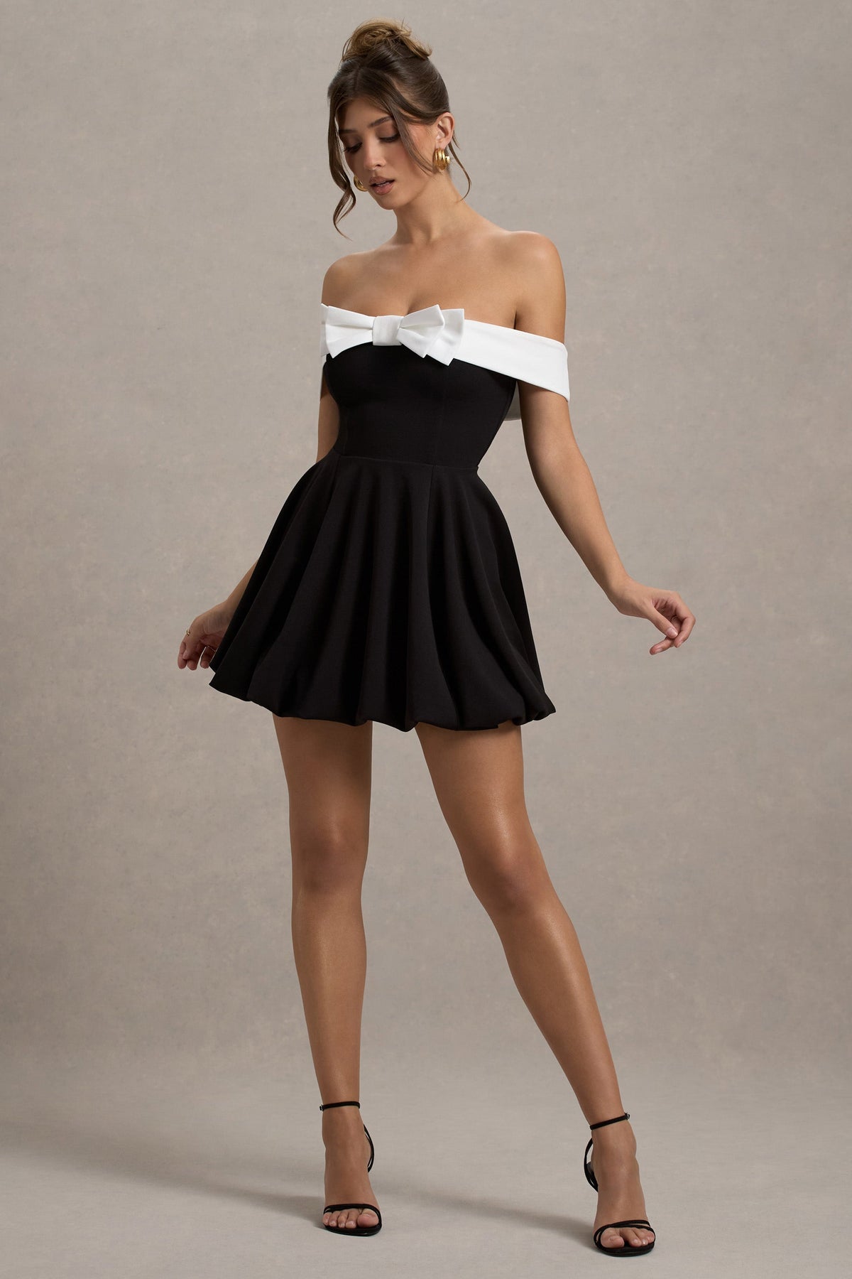 Minimoiselle | Zwart-Witte Strik Bardot Mini Jurk Met Pof Rok