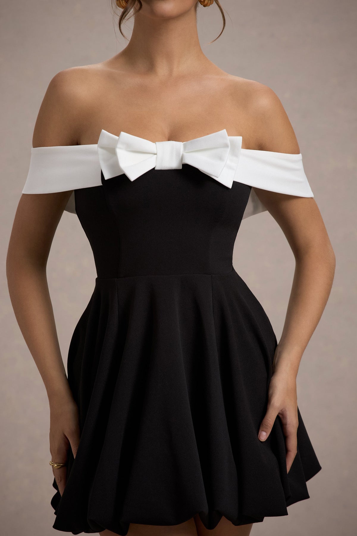 Minimoiselle | Zwart-Witte Strik Bardot Mini Jurk Met Pof Rok