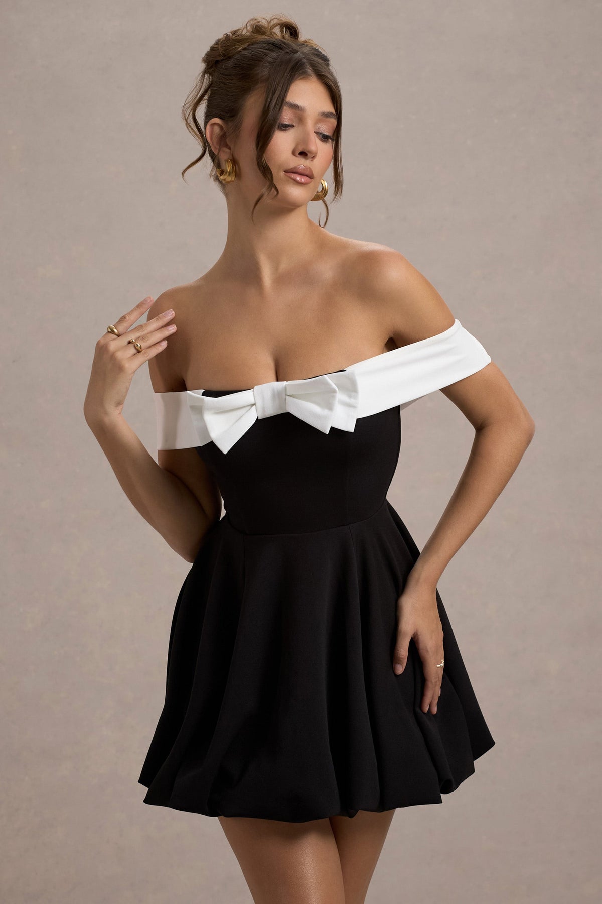 Minimoiselle | Zwart-Witte Strik Bardot Mini Jurk Met Pof Rok
