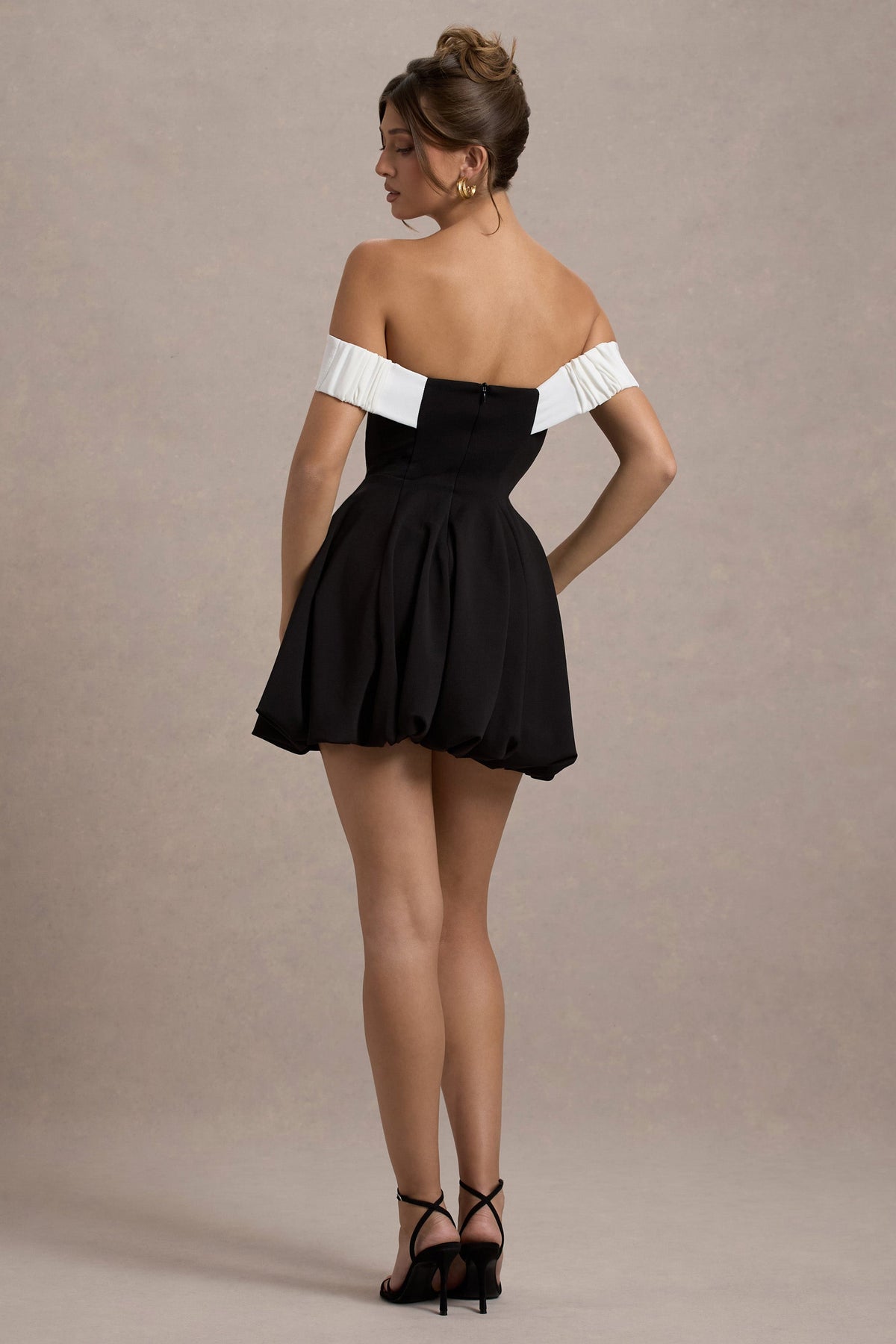 Minimoiselle | Zwart-Witte Strik Bardot Mini Jurk Met Pof Rok