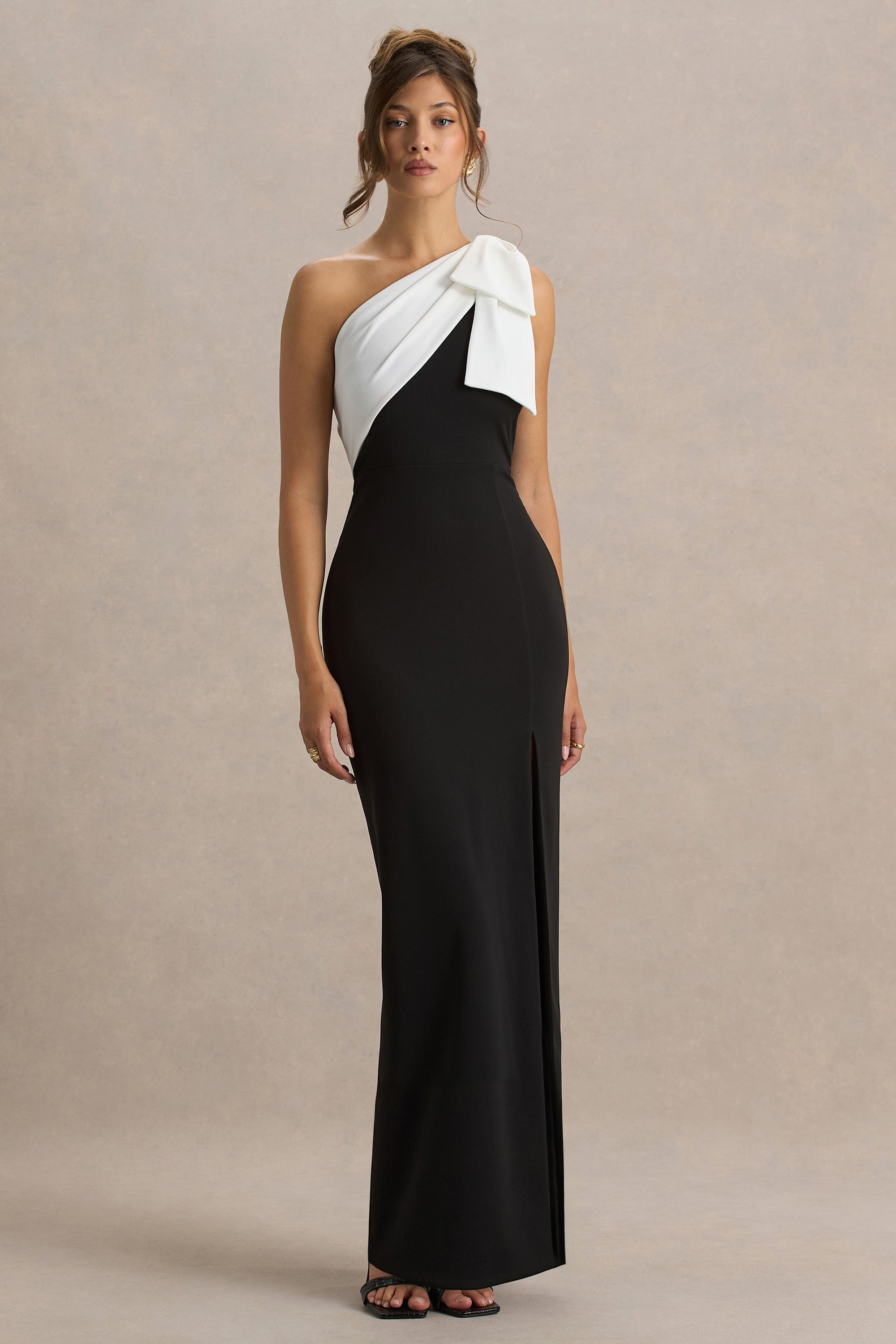 Kiri | Zwart-Witt Maxi Jurk Met Strik Detail En Blote Schouder