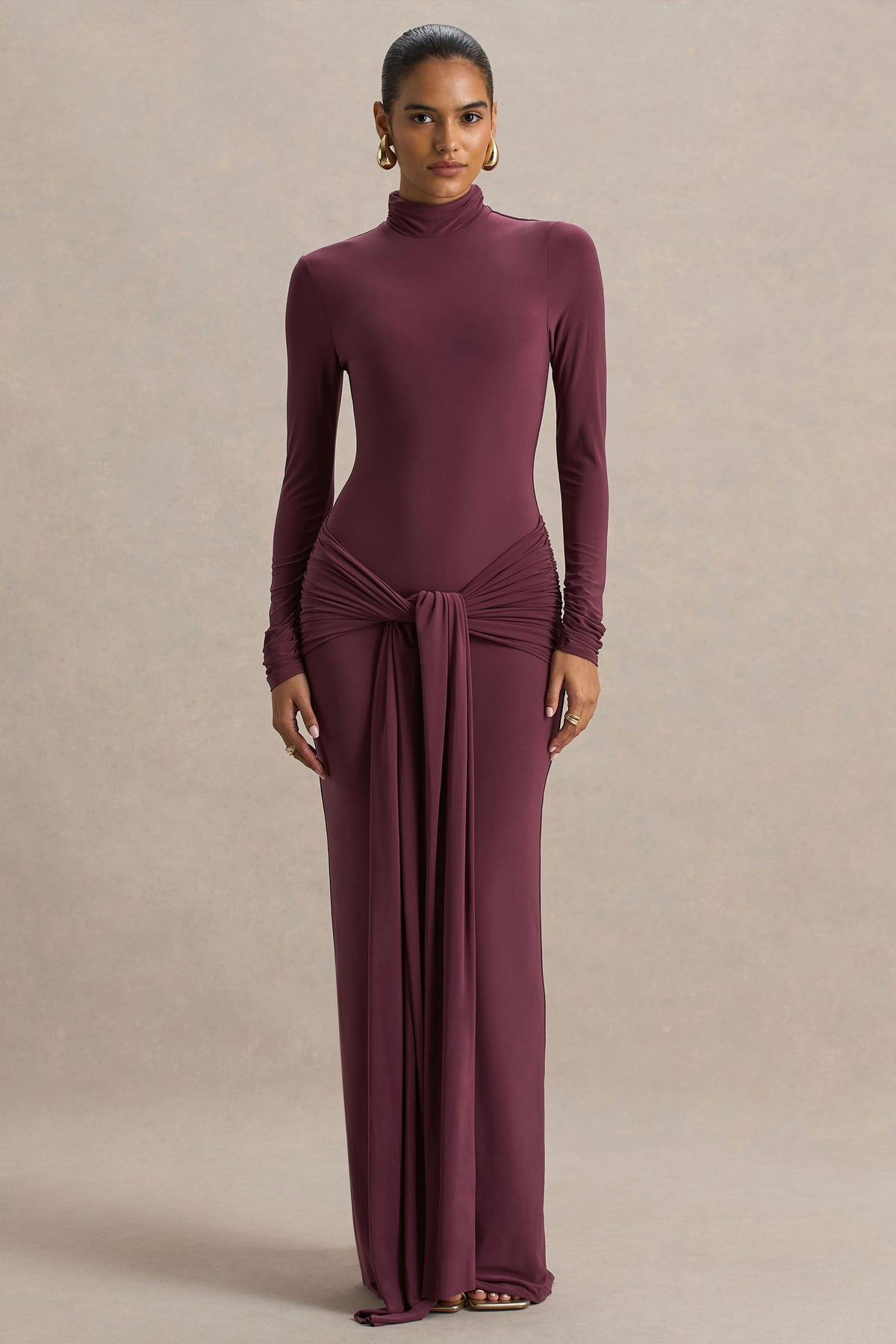 Myra | Bordeaux Hoge Hals Maxi Jurk Met Ceintuur En Gerimpeld Details