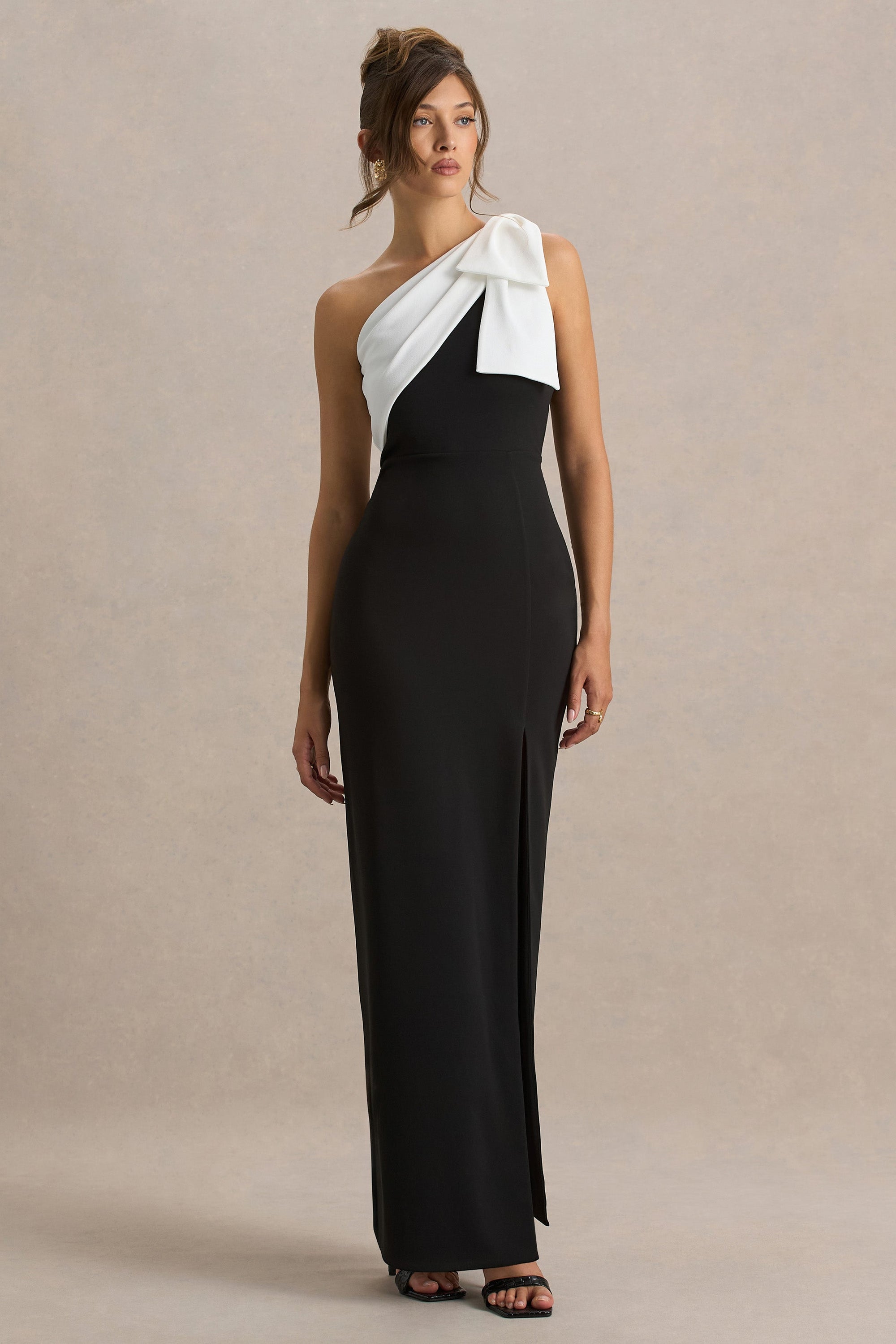 Kiri | Zwart-Witt Maxi Jurk Met Strik Detail En Blote Schouder