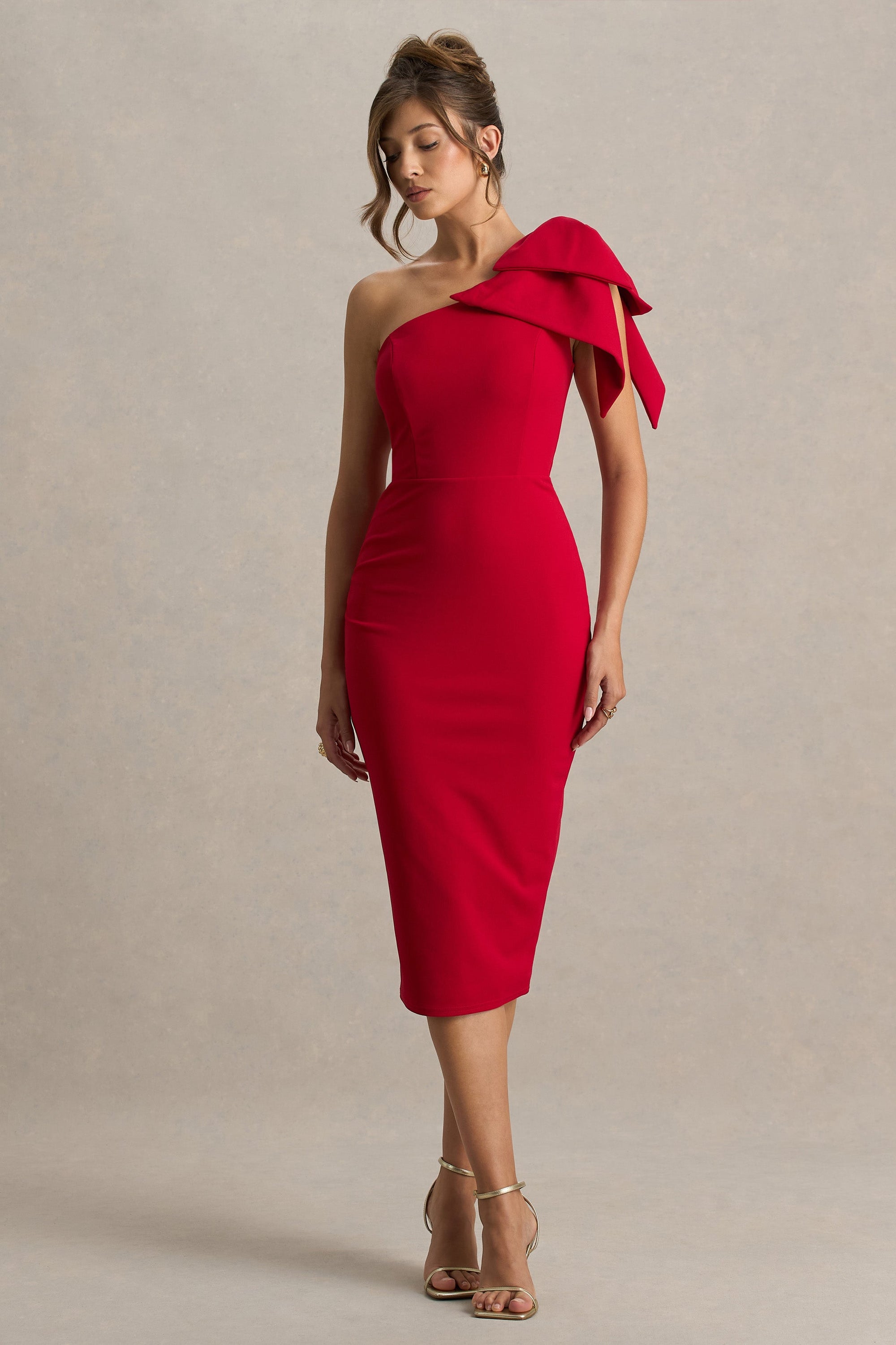 Ambretta | Rode Midi Jurk Met Blote Schouder En Strik Detail