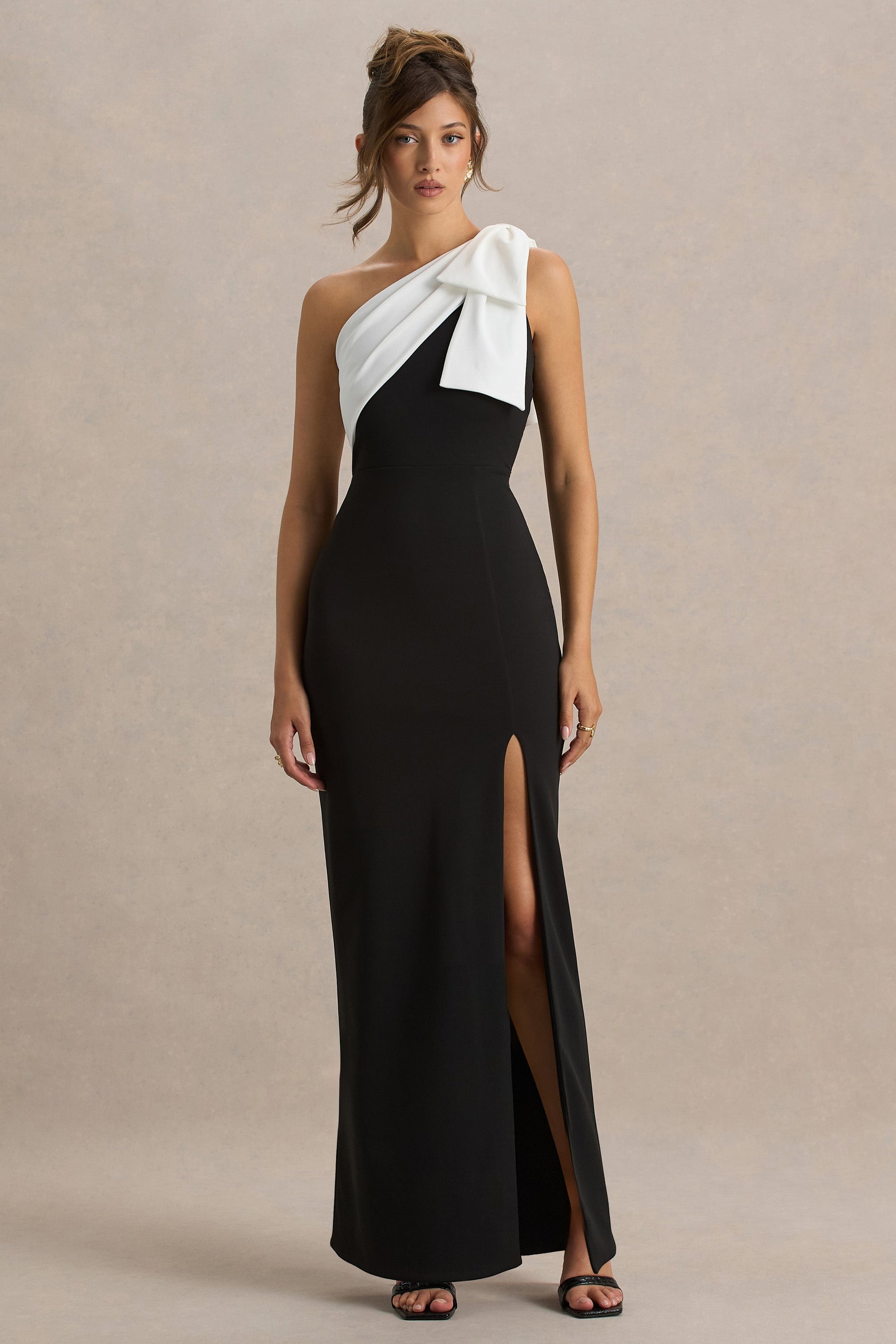 Kiri | Zwart-Witt Maxi Jurk Met Strik Detail En Blote Schouder