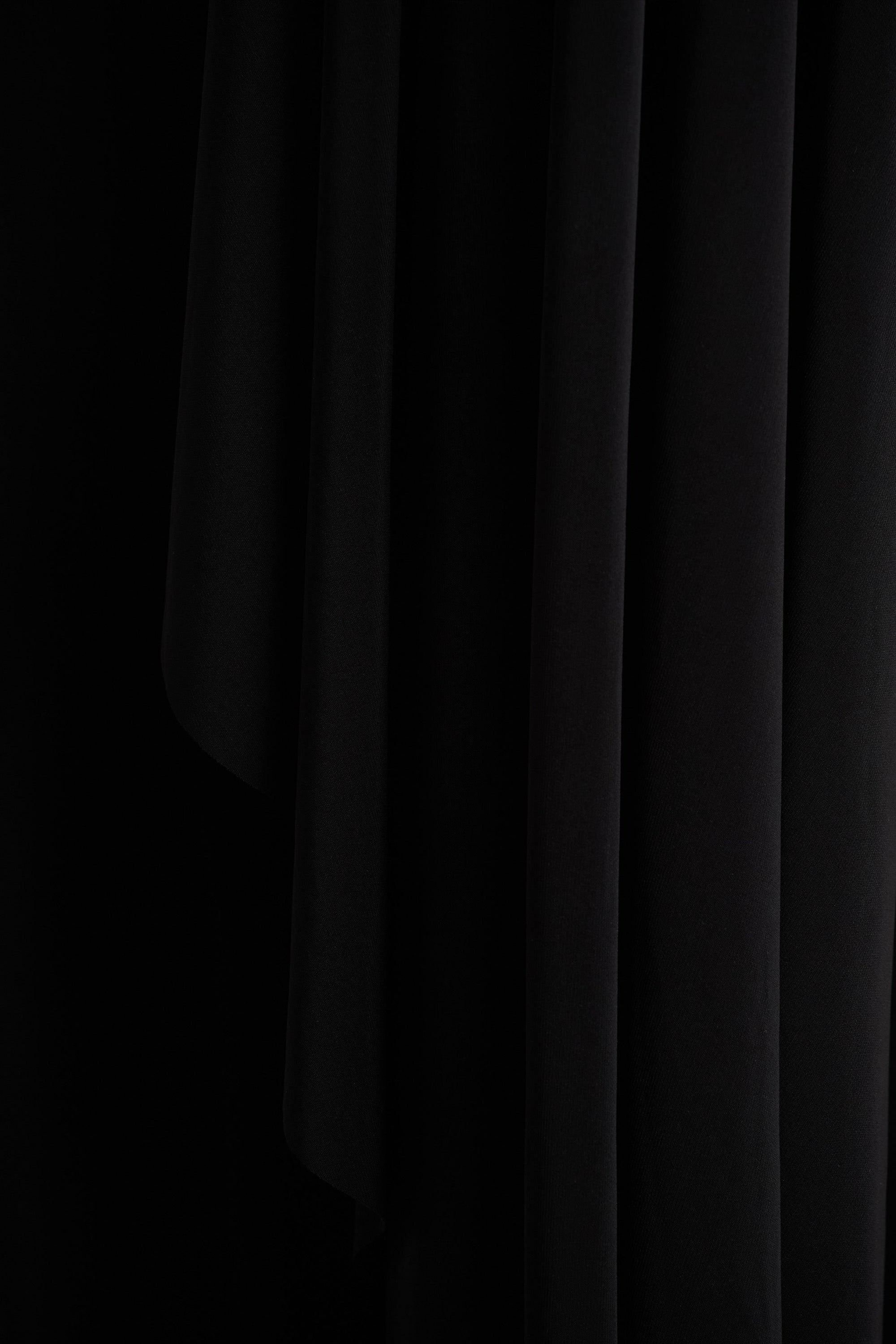 Briony | Zwarte Hoge Ronde Hals Maxi Jurk Met Cape mouwen