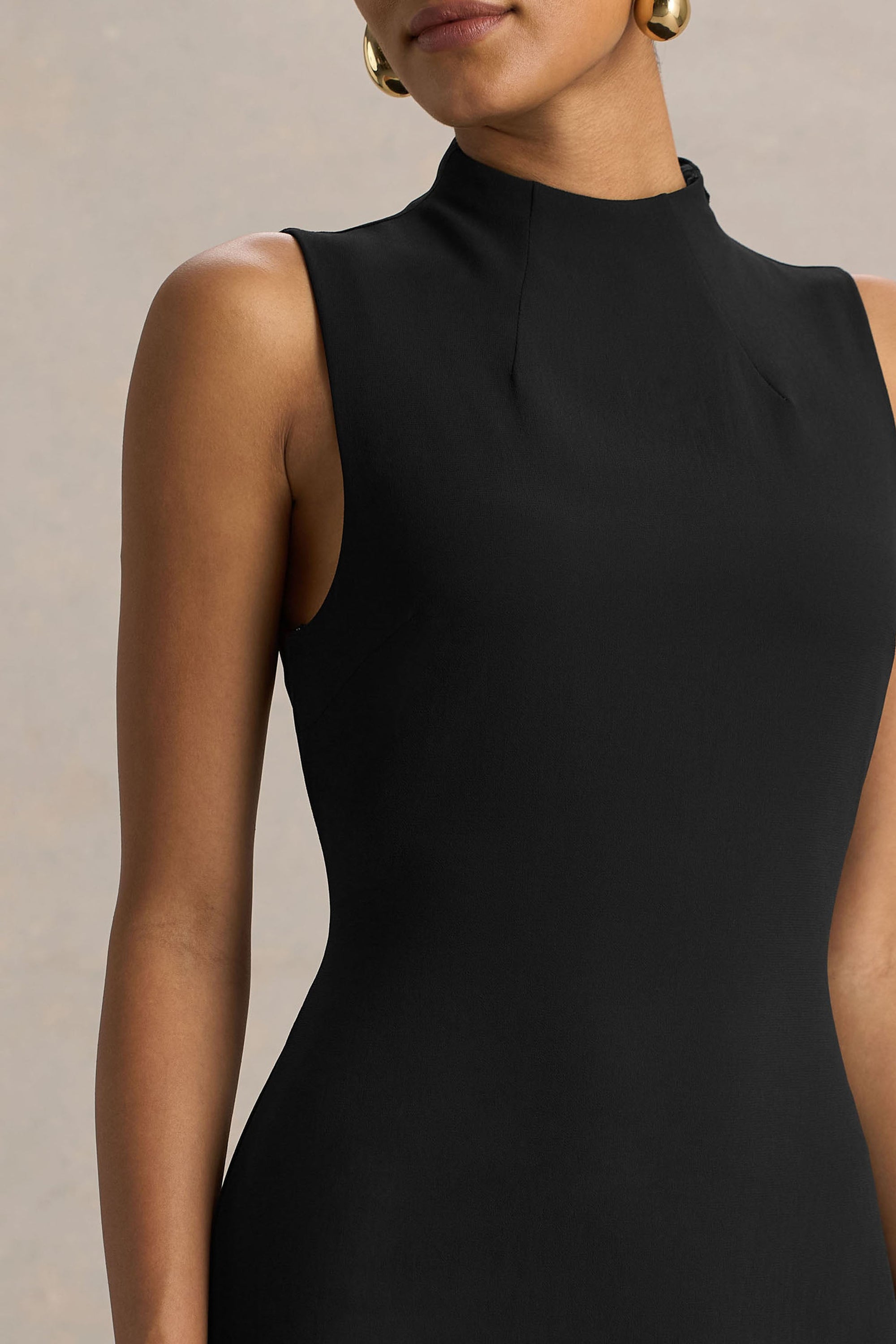 Unpredictable | Zwarte Hoge Hals Maxi Jurk Met Rug Cape Detail