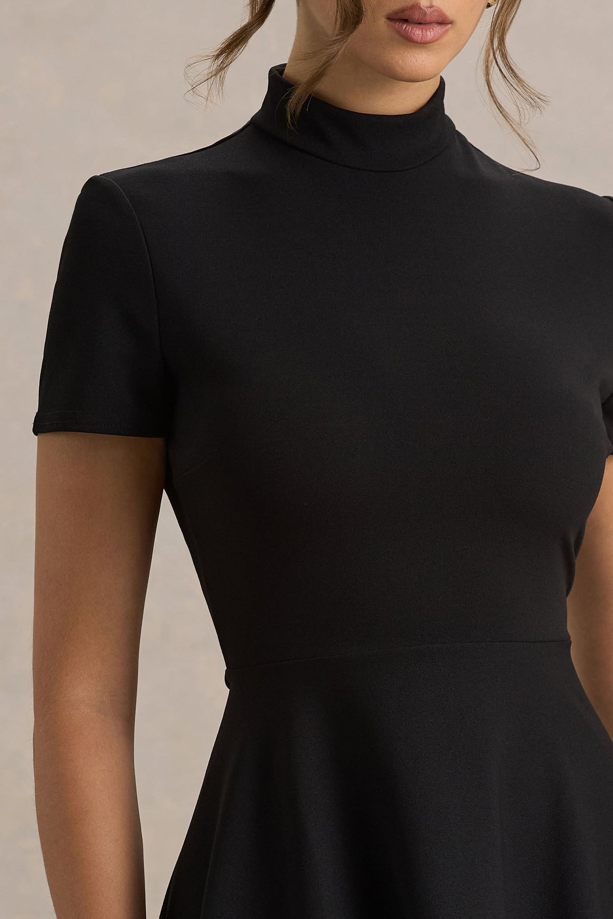 Bellona | Zwart Hoog-Lage Midi Jurk Met Hoge Hals