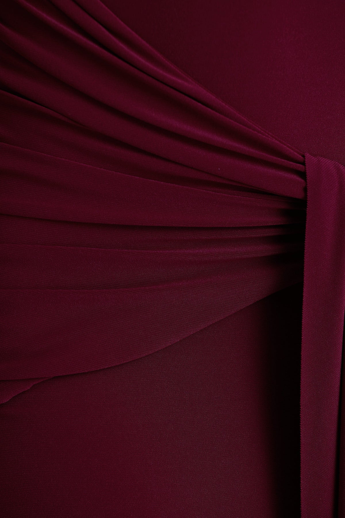 Pietra | Bessenrode Hoge Hals Geknoopte Maxi Jurk Met Lange Mouwen