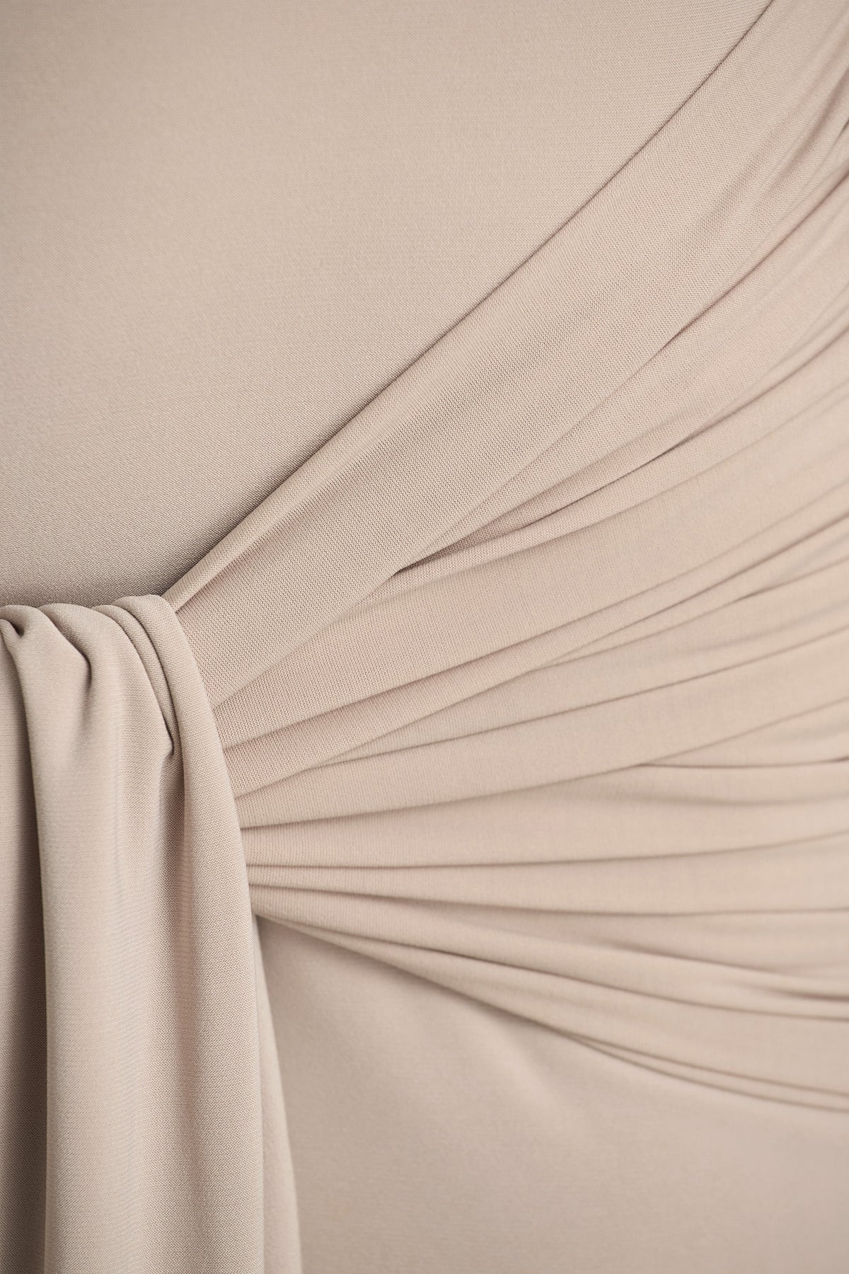 Myra | Champagne Hoge Hals Maxi Jurk Met Ceintuur En Gerimpeld Details