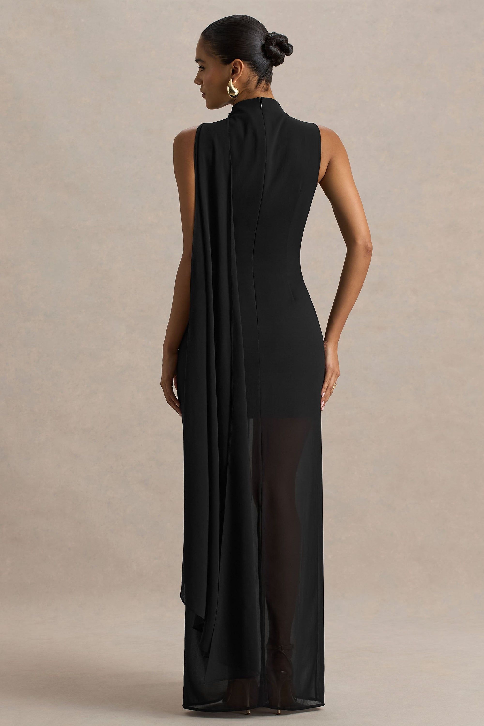 Unpredictable | Zwarte Hoge Hals Maxi Jurk Met Rug Cape Detail