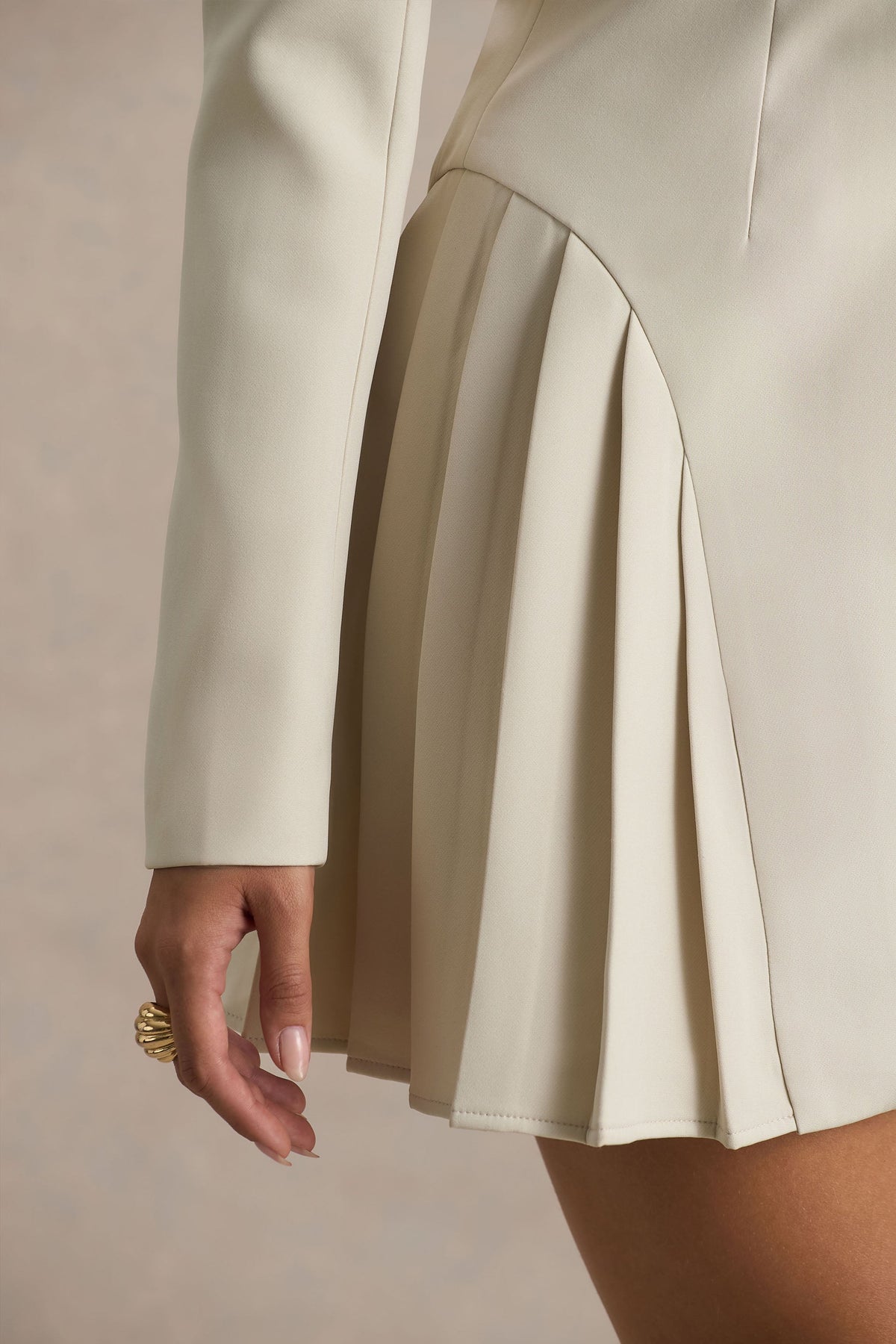 Blossoming | Nude Diepe V-Hals Getailleerd Mini Jurk Met Plooien