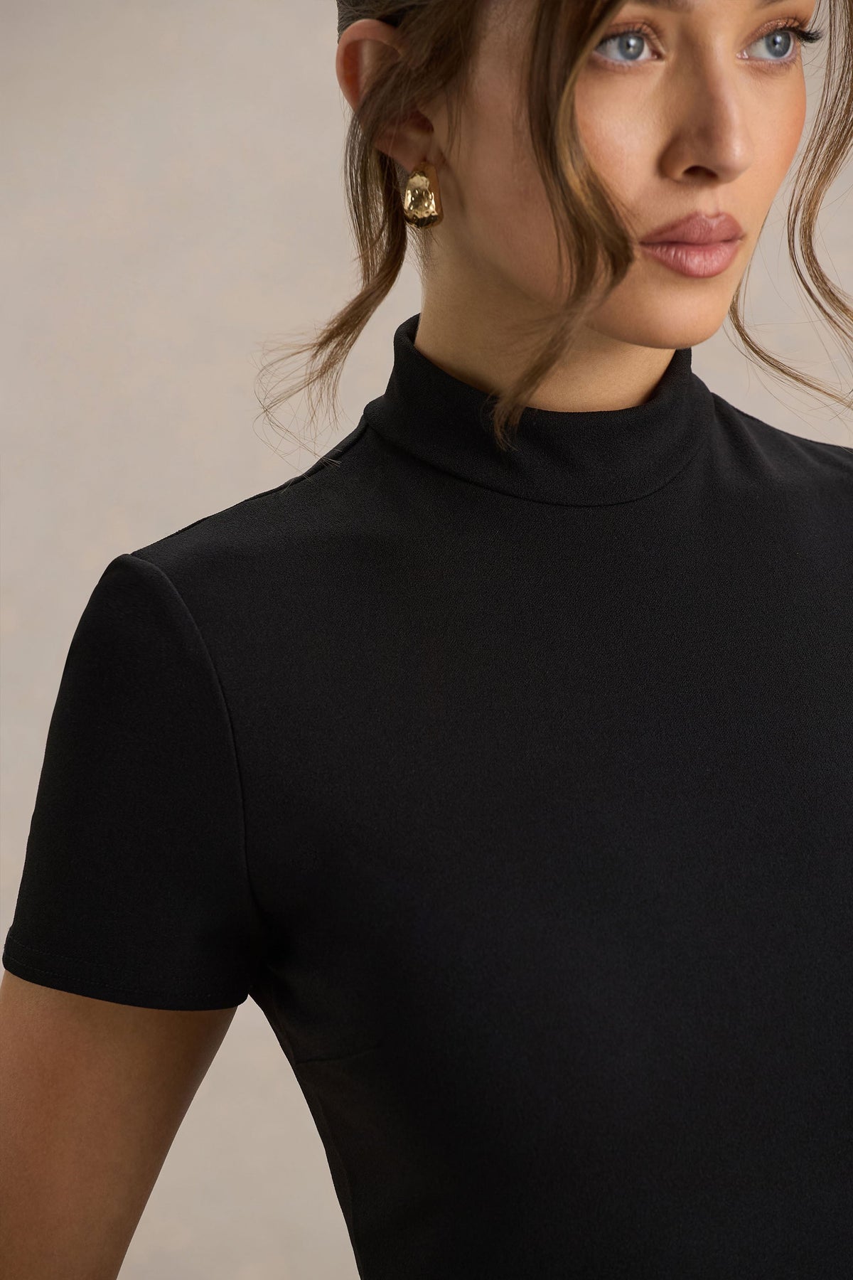 Bellona | Zwart Hoog-Lage Midi Jurk Met Hoge Hals