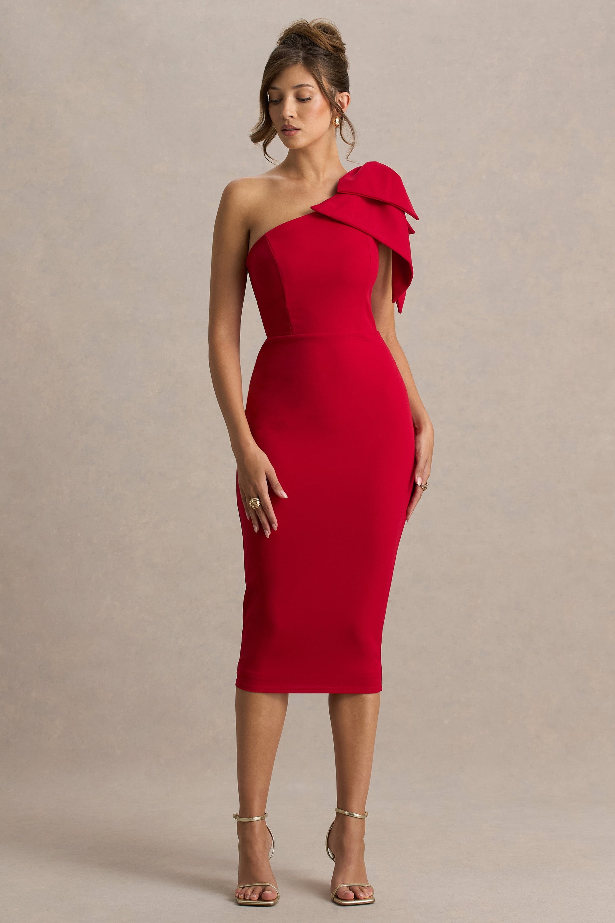 Ambretta | Rode Midi Jurk Met Blote Schouder En Strik Detail