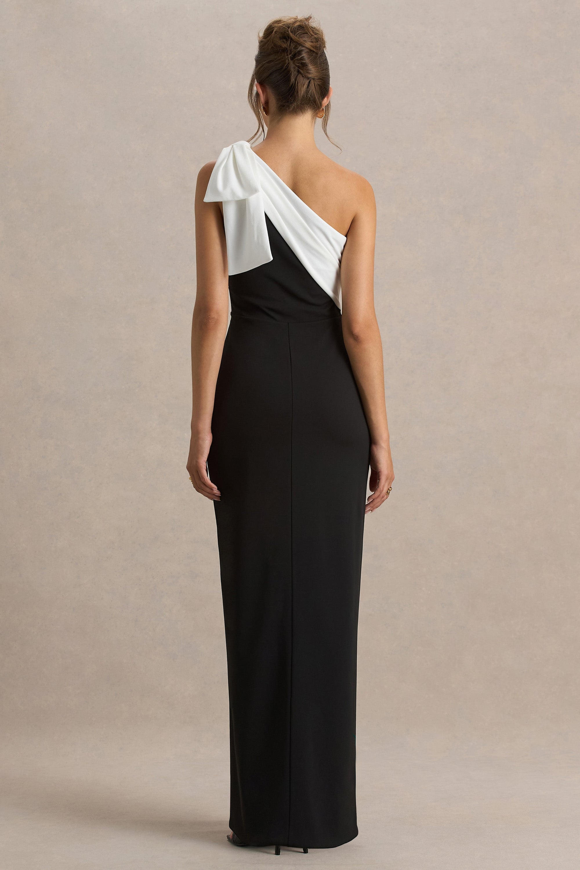 Kiri | Zwart-Witt Maxi Jurk Met Strik Detail En Blote Schouder