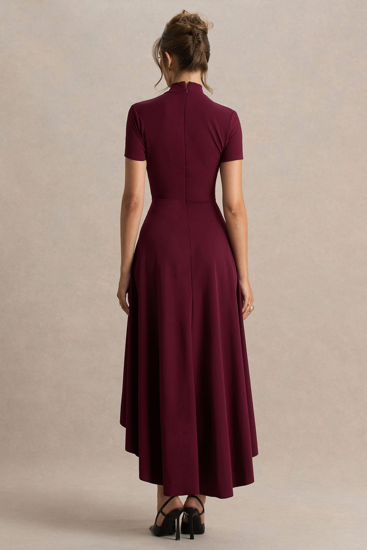 Bellona | Bordeaux Hoog-Lage Midi Jurk Met Hoge Hals