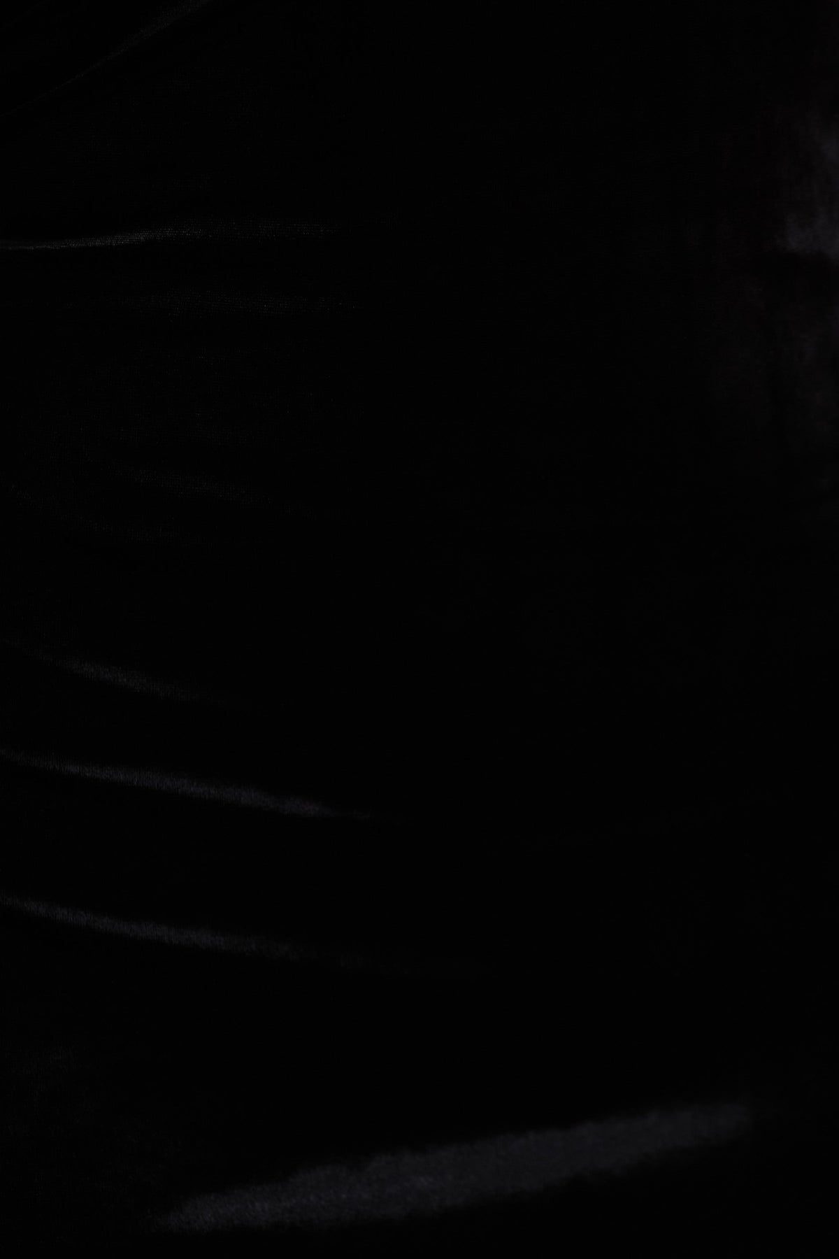 Poised | Zwarte Fluwelen Bardot-Hals Maxi Jurk Met Gedraaide Mouw Detail